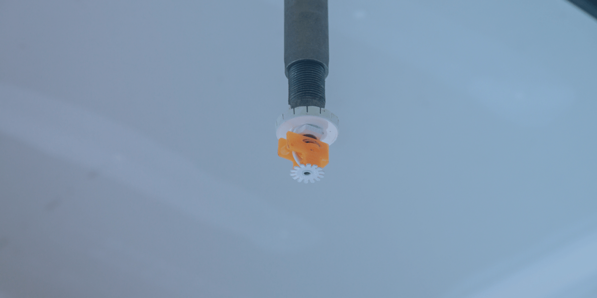 esguicho de agua no teto