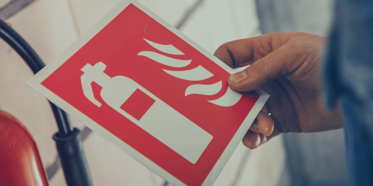 placa identificando extintor de incêndio