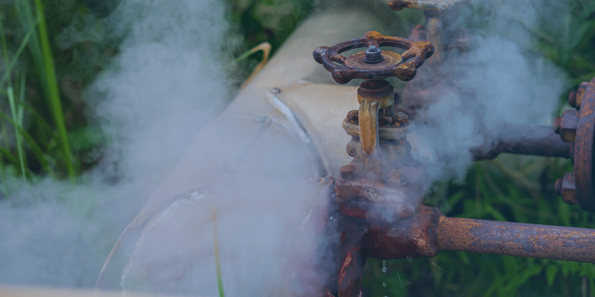 sistema de incêndio enferrujado com fumaça saindo