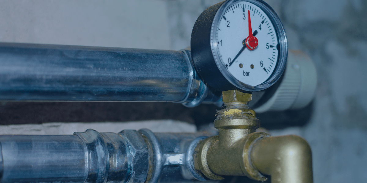 válvula de pressão com tubo galvanizado no fundo