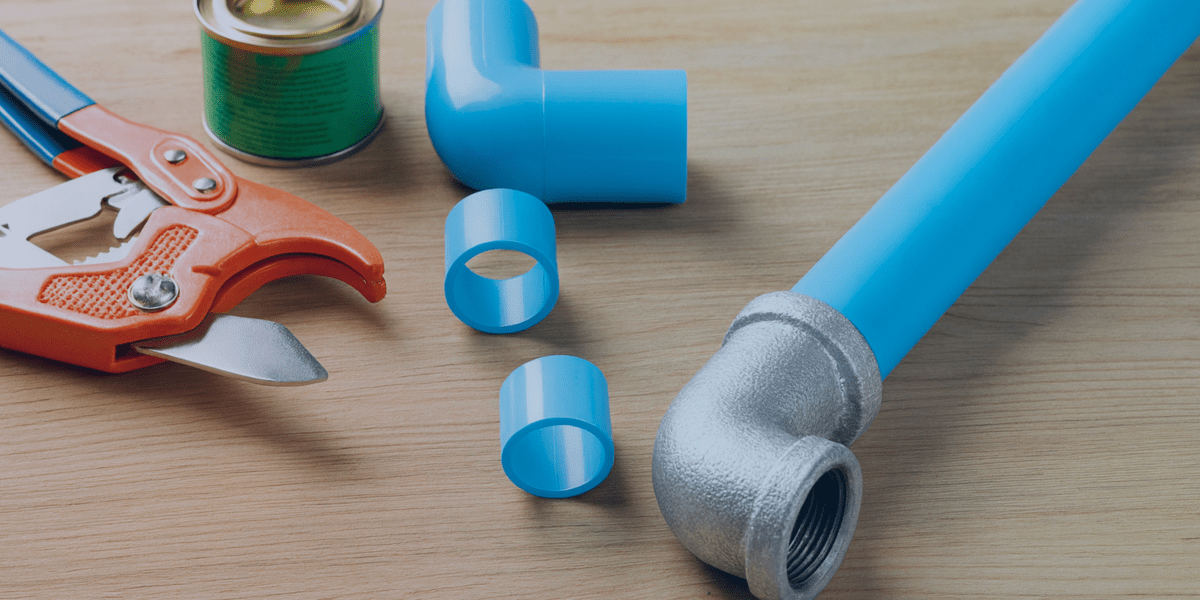 tubo de PVC com um cotovelo de aço galvanizado