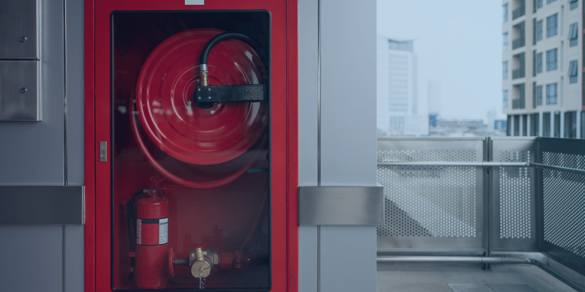 caixa de incêndio com mangueira em um ambiente externo