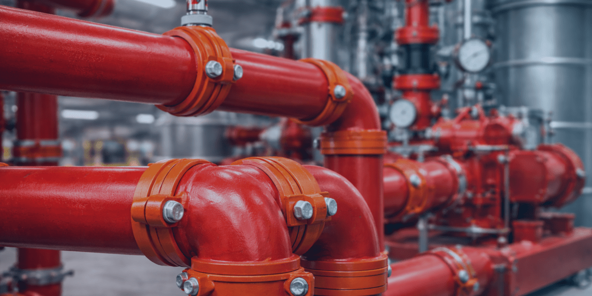 tubos com conexões ranhurados em um ambiente industrial