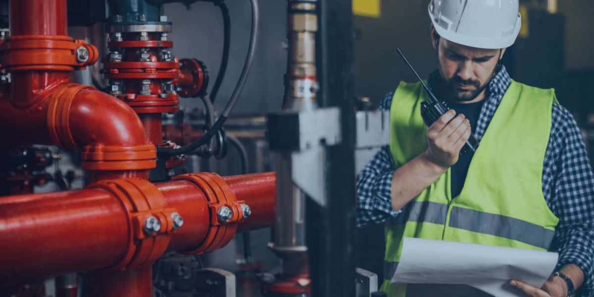 homem fazendo inspeção nos tubos