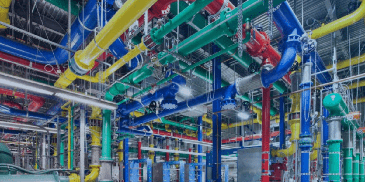 tubulação com tubos nas cores verde, amarelo, vermelho, azul e preto